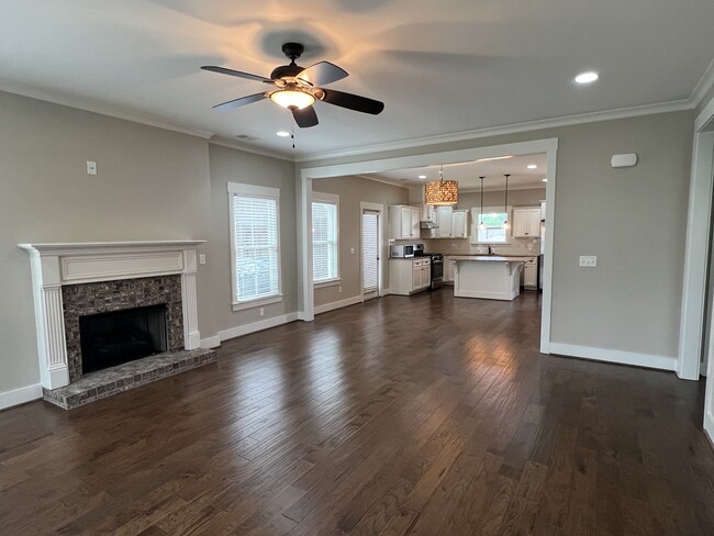 Building Photo - 5849 Longview Ln