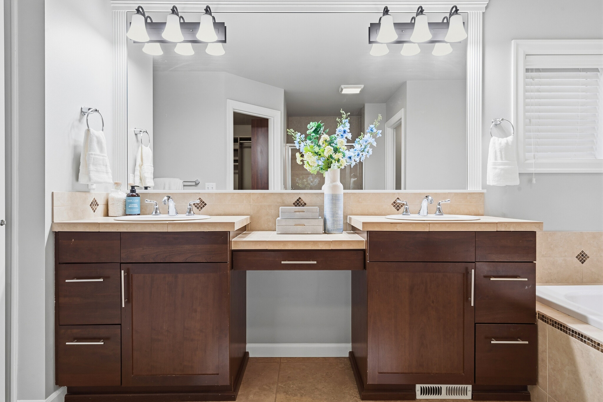 Building Photo - 12325 NE 86th Way