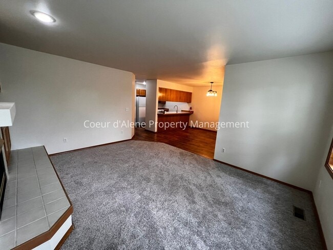 Building Photo - 8233 N Ridgewood Dr