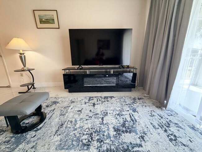 Building Photo - 2/2 STUNNING SEASONAL RENTAL IN SUNNY N. FT. MYERS, FL