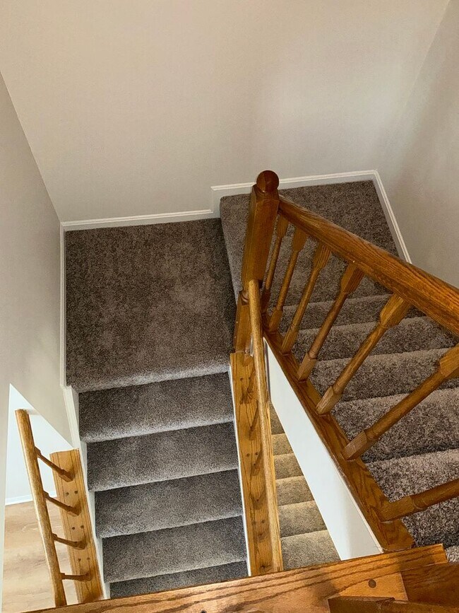 Building Photo - Very well maintained 3 bedroom 2 full 1 half bath town home located in the desired Stonebridge Co...