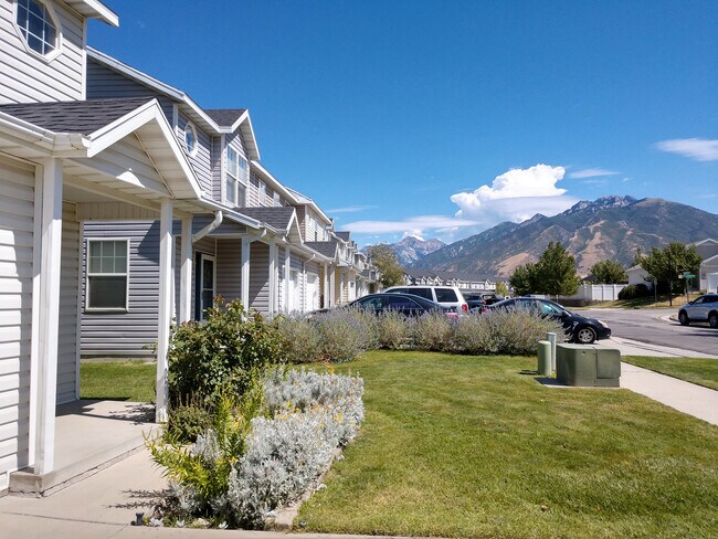 Building Photo - Stunning 3 bdrm 1.5 bath townhome! Wine & Dine on your enormous deck featuring city views!