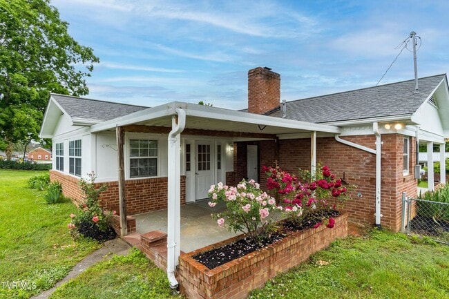 Building Photo - 3 Bedroom 2 Bathroom Home in Greeneville, TN