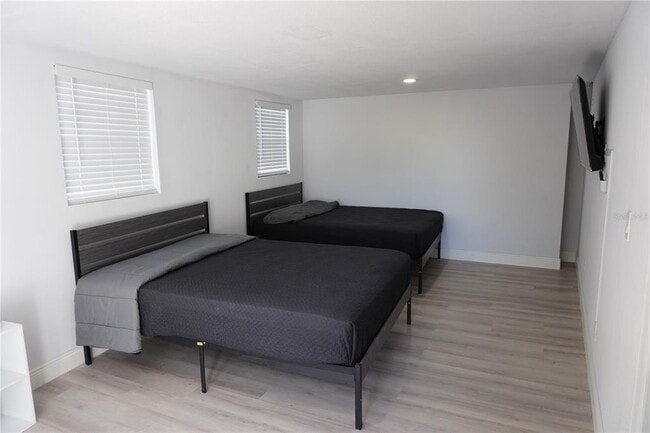 Building Photo - 2326 S Peninsula Dr