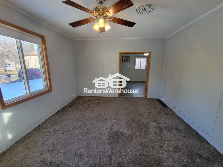 Building Photo - 206 Main St W