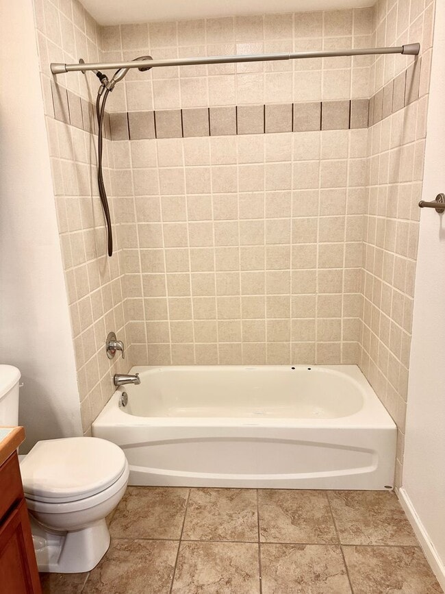 Building Photo - Modern 3 bedroom, 2.5 bathroom Townhome in Mapleleaf!