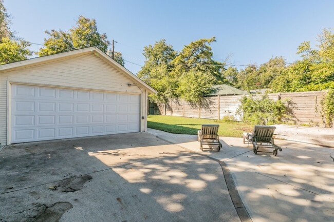 Building Photo - CHARMING and UPDATED 3/2 in The Cultural District