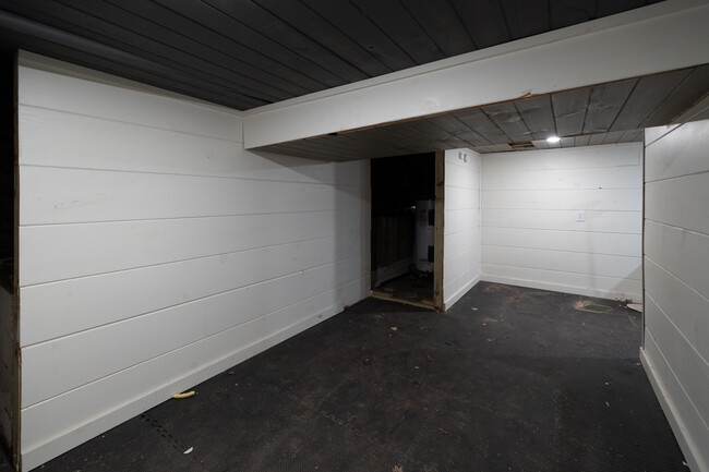 Building Photo - 708 E Woodland Ave