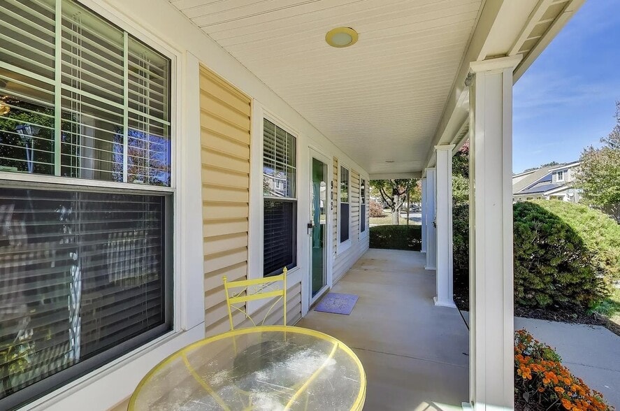 Front Porch - 902 Parade Ln