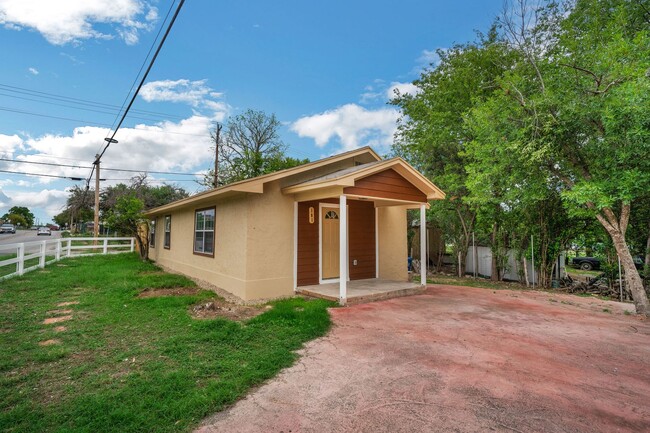 Building Photo - FOR LEASE 2/1  CORNER HOME