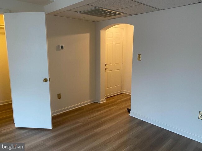 Building Photo - 1816 Queens Ln