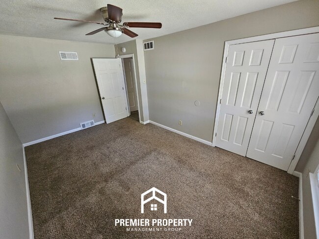 Building Photo - Massive 5BR/3BA Executive Home in East Memphis | Screened Porch & 2,200+ Sq Ft