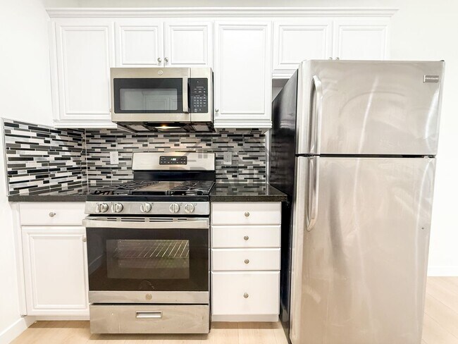 Building Photo - 10849 Fruitland Dr