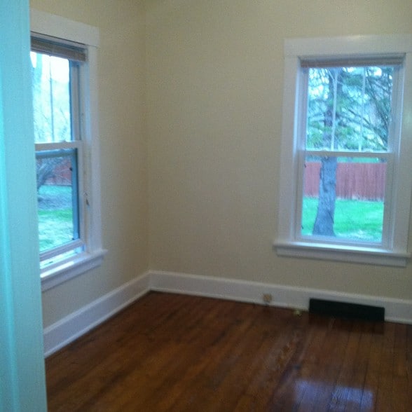 Back bedroom - 9536 Main St