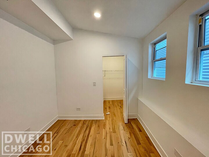 Building Photo - 1851 W Dickens Ave