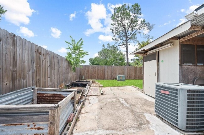 Building Photo - 17007 Pastoria Dr