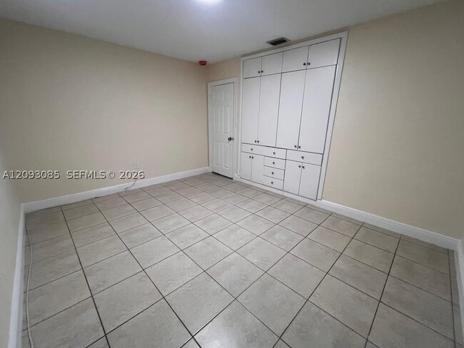 Building Photo - 9332 SW 40th St