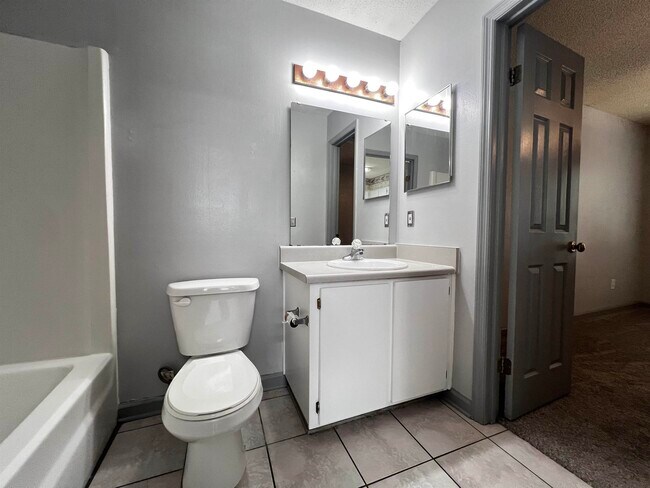 Building Photo - 1406 Golden Park Ct