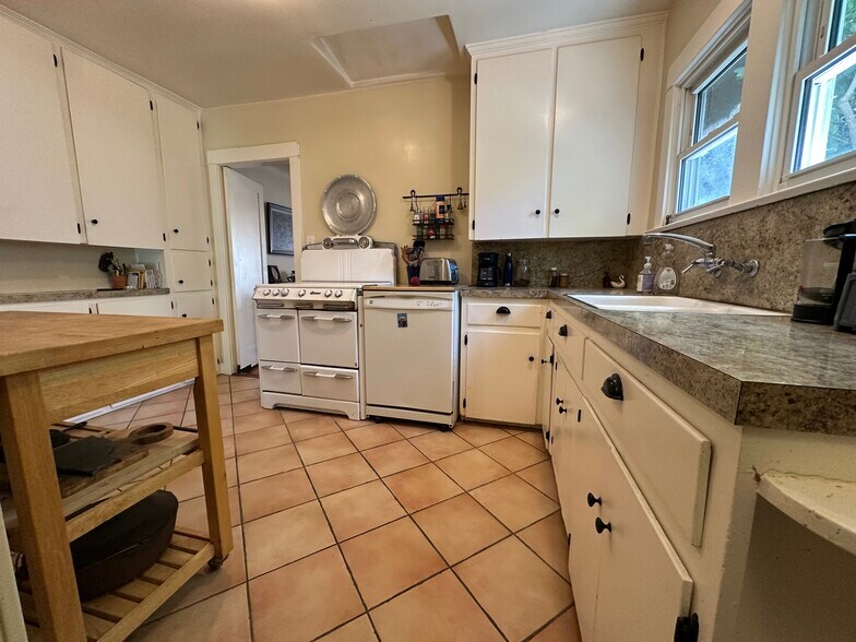 Building Photo - 4933 Aldama St