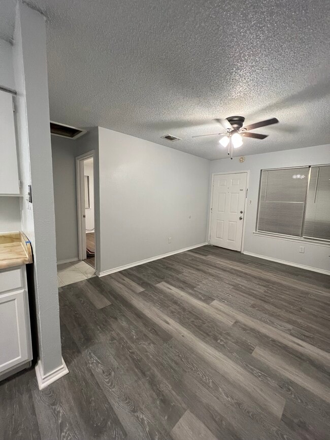 Building Photo - 304 E Oakdale St