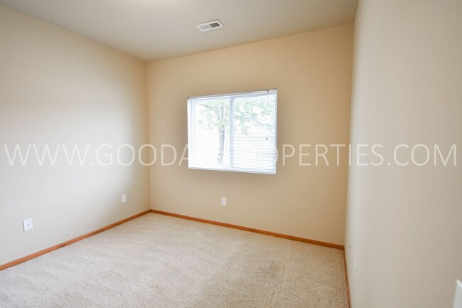 Building Photo - Ground-level condo with 2 bedrooms and 2 b...