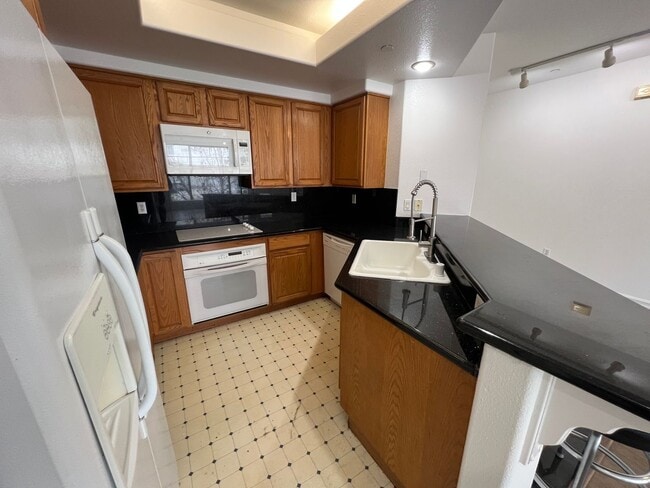 Building Photo - $3,595 - Beautiful and Spacious Downtown San Jose 2bd/2ba Condo in a Luxury Complex Next To SJSU