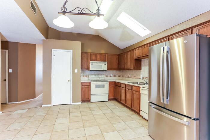 Building Photo - 7014 Snowivy Ct