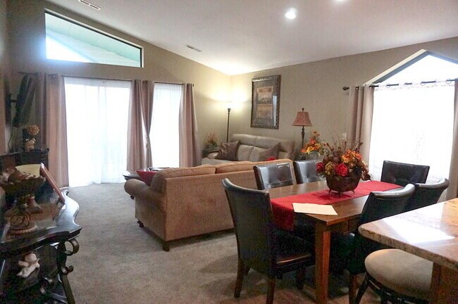Building Photo - 2700 Green Mountain Dr