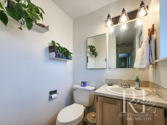 Building Photo - Earthy Warm and Inviting 3-Bd Rambler