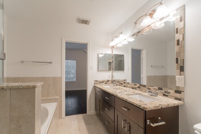 Building Photo - 226 Blushwood Pl