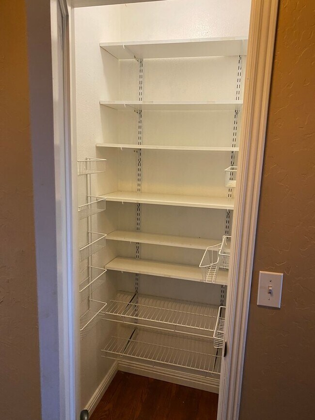 Building Photo - Country living and space!