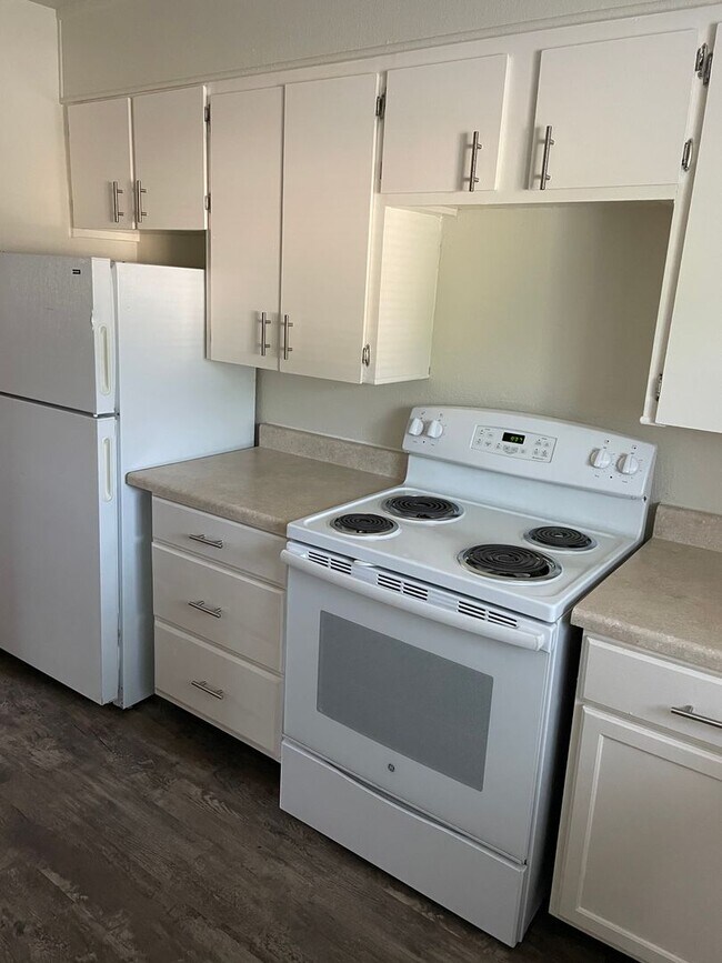 Building Photo - LOWER LEVEL 2 BED 1 BATH WITH FRESH PAINT AND NEW CARPET