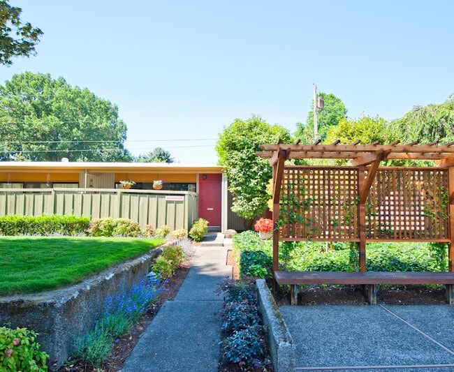 Building Photo - King Plaza Apartments