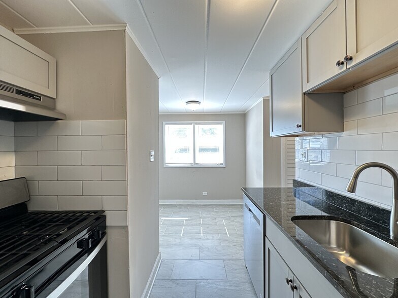 Building Photo - 9630 Ivanhoe Ave
