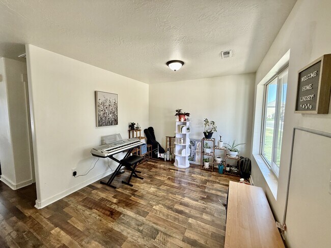 Building Photo - 722 S Willow Park Dr