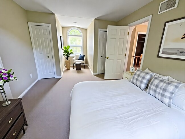 Building Photo - 3 Bedroom 1.5 Bathroom Available in Elizab...
