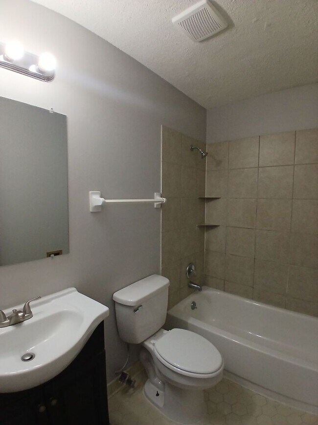 Building Photo - Charming 3BR/2BA in Riverdale | Modern LVP