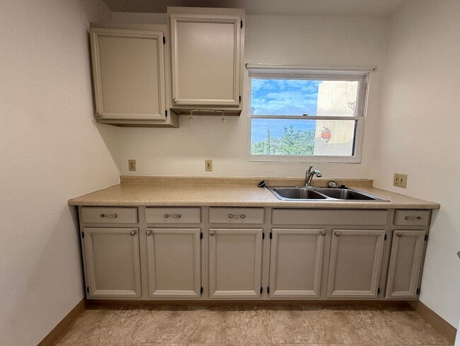 Building Photo - Cozy and Charming South Park One Bedroom Apartment Home!