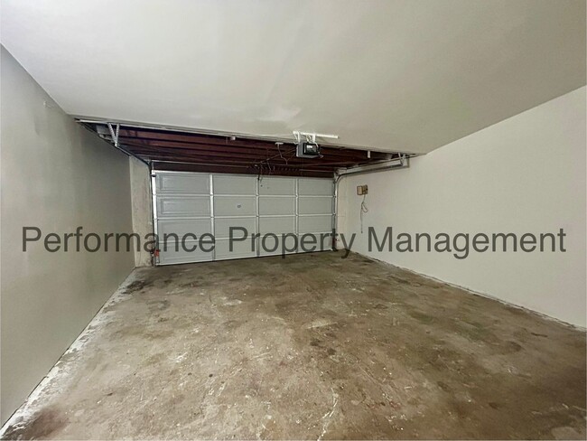 Building Photo - Newly Remodeled 4 Bed/2 Bath SW Bakersfiel...