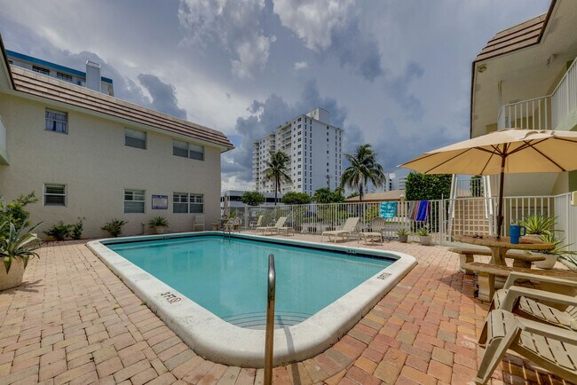 Building Photo - 1450 N Riverside Dr