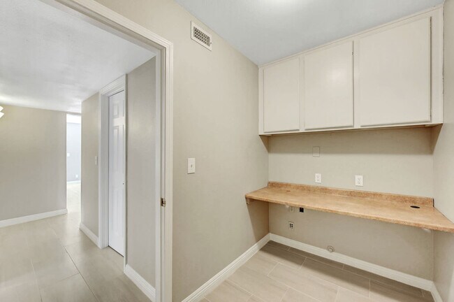 Building Photo - 3135 Laurel Ave