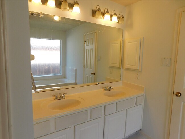 Building Photo - 3702 Heritage Colony Dr