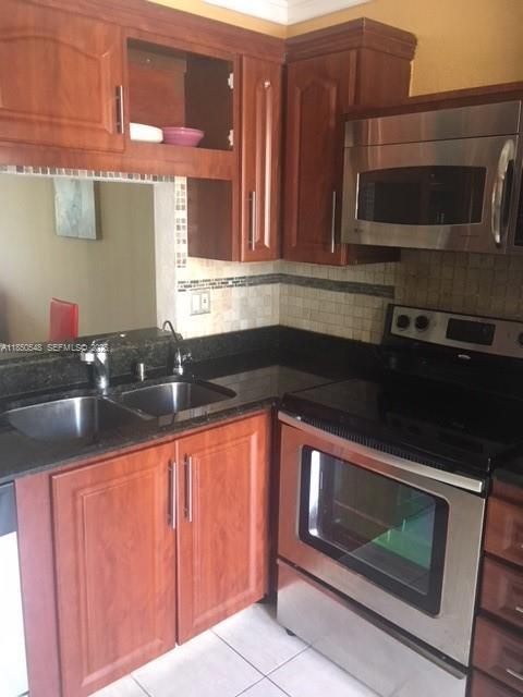 Building Photo - 232 NE 12th Ave