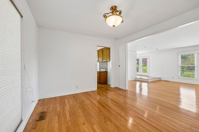 Building Photo - Experience the perfect blend of privacy and open space in this beautifully maintained 3-bedroom, ...