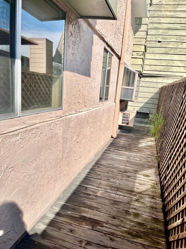 Building Photo - Charming 2 Bed 2 Bath Condo with Washer and Dryer!