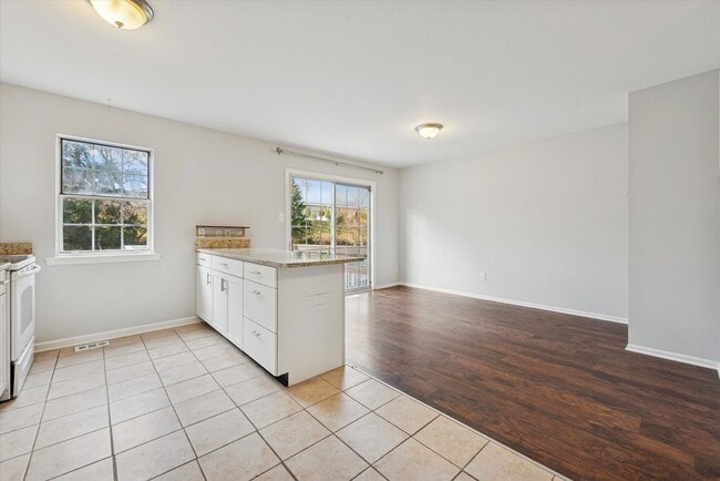 Building Photo - Available Now – Beautifully Updated 3 Bedr...