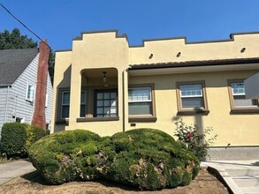Building Photo - Spanish-Style Apartment Close to Belmont/Laurelhurst Located on Famous Peacock Lane! Loaded with ...