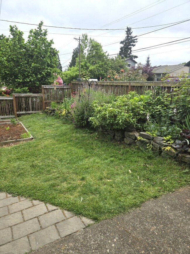 Building Photo - Great Location! Welcome Gardners! Tons of nice amenities ! * Landscape Service is Included *