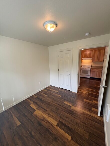 Building Photo - 909 W 4th Ave