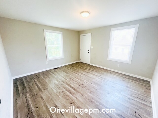 Living room/Bedroom - 909 Harris St